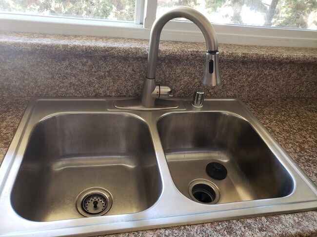 Kitchen stainless sink - 1025 Idaho Ave