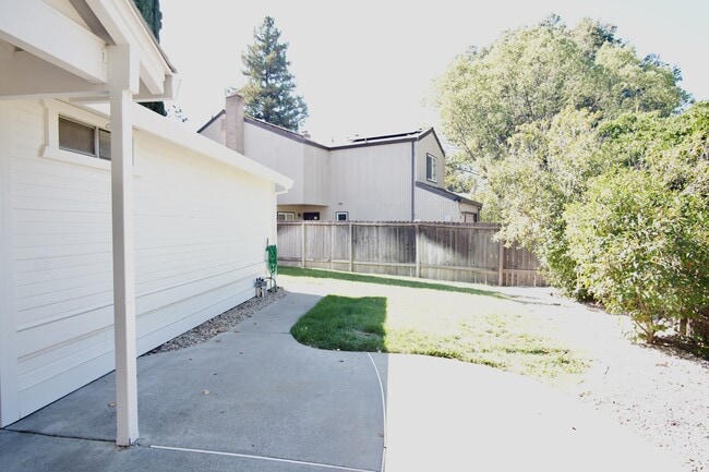 Building Photo - 4400 Sunrise Ct