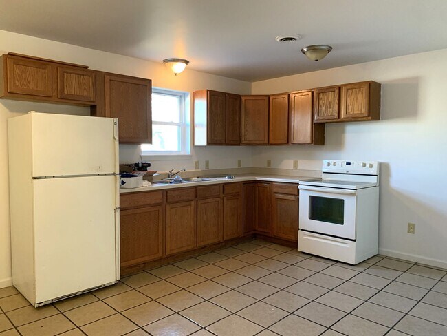 Building Photo - PERFECT COLLEGE RENTAL ONLY A HALF MILE FR...