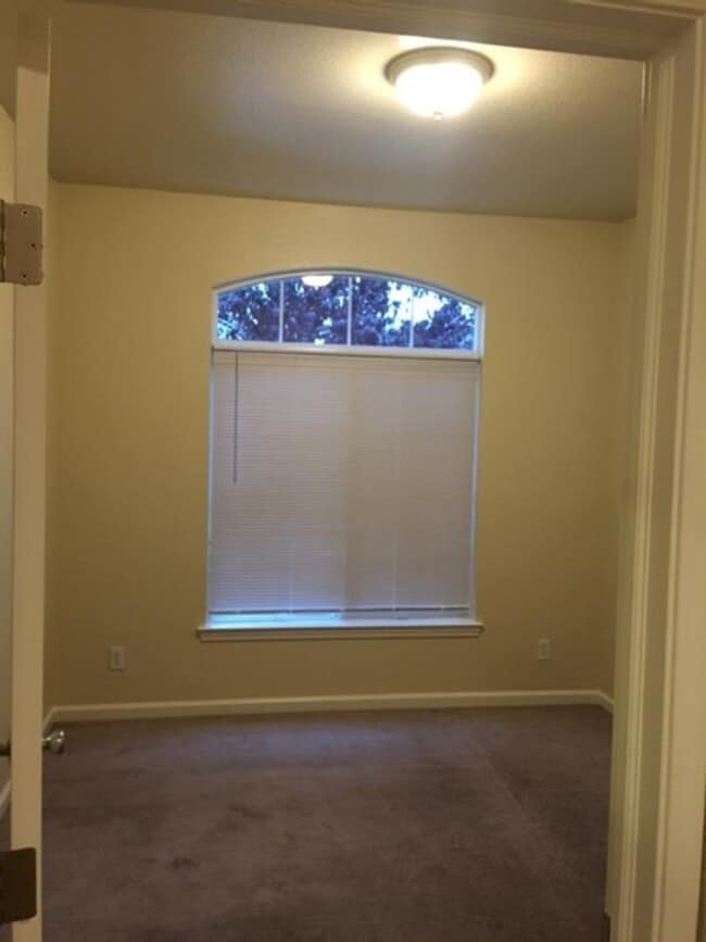 Building Photo - 3 bedroom 2 bath