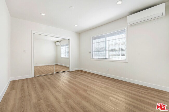 Building Photo - 525 N Sweetzer Ave