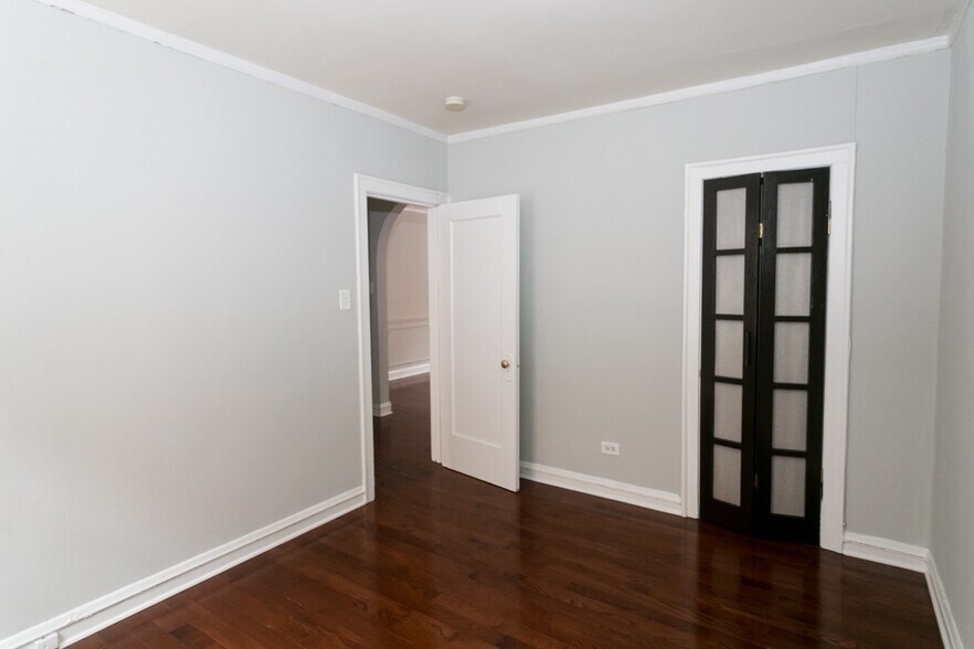 Building Photo - 547 W Surf St