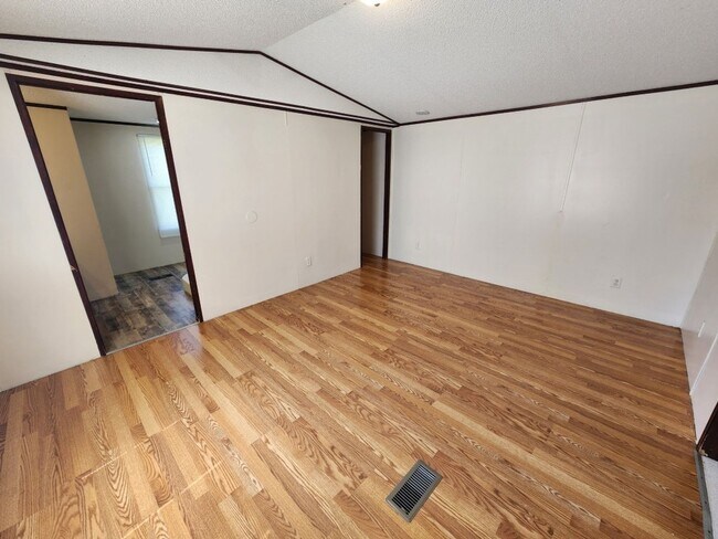 Building Photo - 15 Wilma Ln