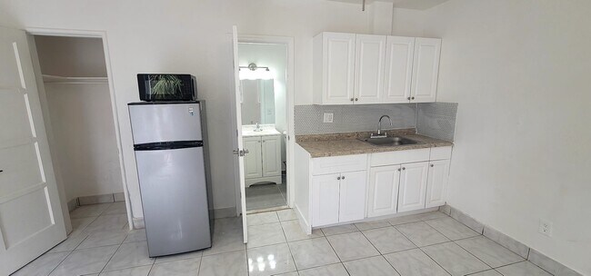 Building Photo - 403 N 19th Ave