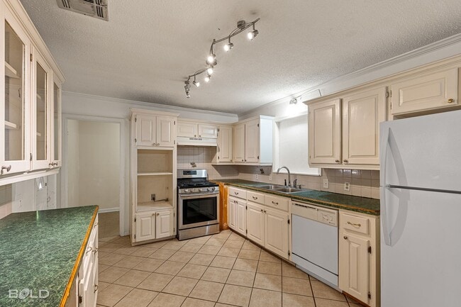 Building Photo - Stunning home located in the heart of Boss...
