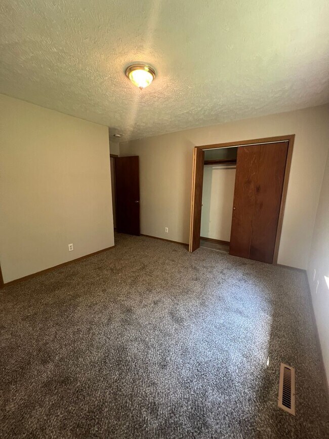 Building Photo - 3 bedroom/2 bath house with one car garage