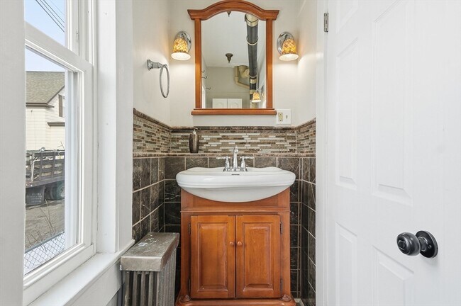 Building Photo - 116 Coburn St