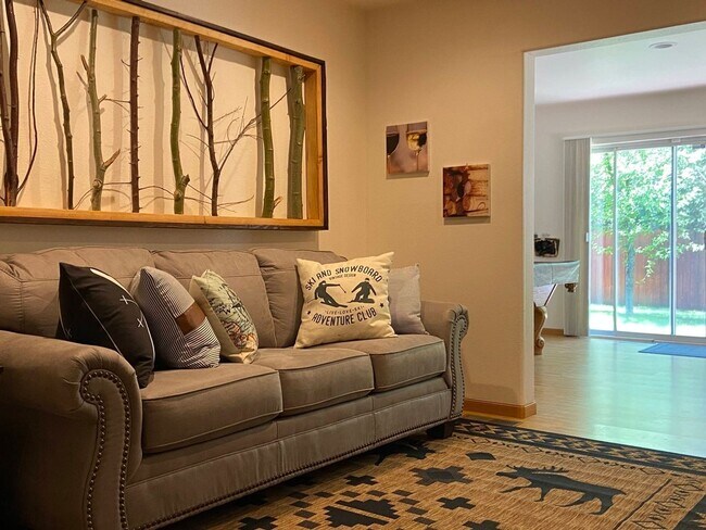Building Photo - Large upscale home with large garage