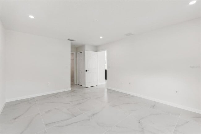 Building Photo - 2544 N Arrowhead Rd