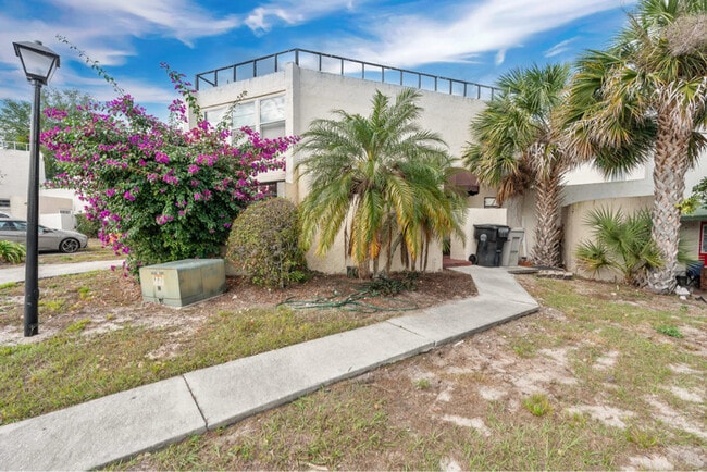 Building Photo - 1127 Encourte Green