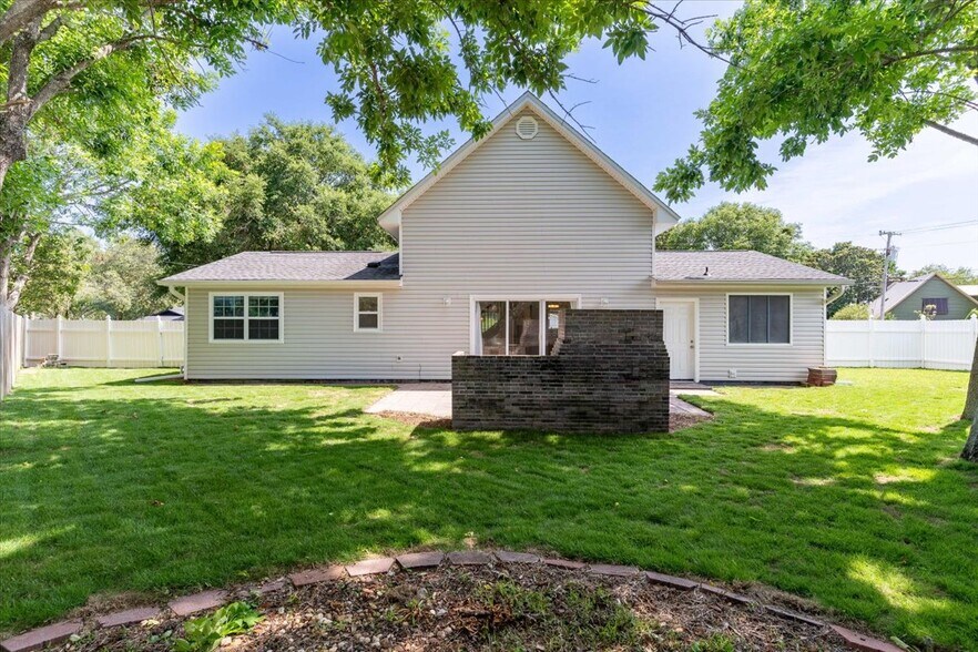 Building Photo - 817 N Lakeside Dr