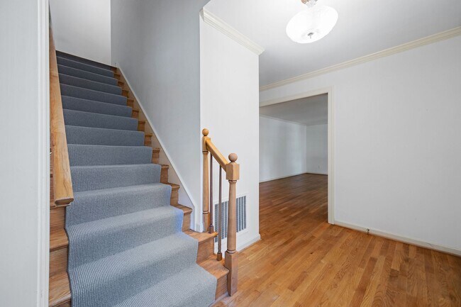 Building Photo - 2401 Scarsborough Dr