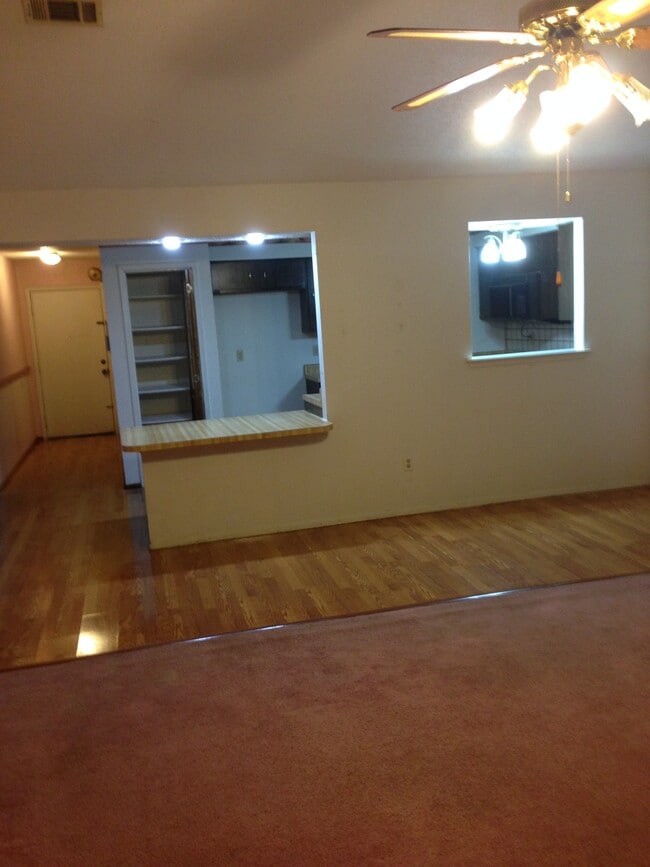 Building Photo - 2424 Oakmere Dr