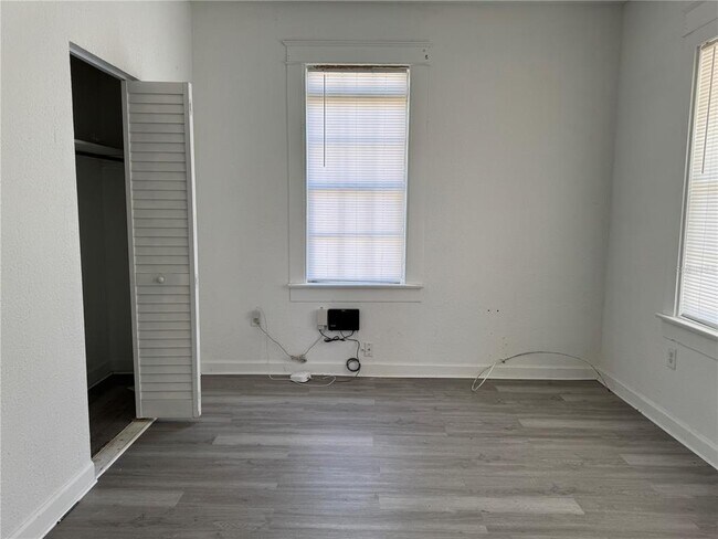 Building Photo - 1022 E 14th Ave