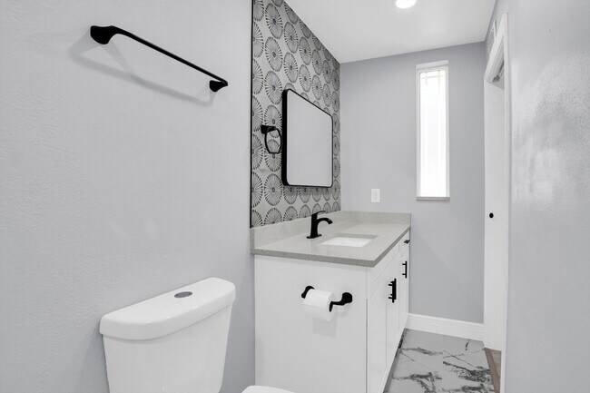 Building Photo - Modern, Stylish 1-Bed, 1-Bath Apartment - Electric, Water, Grounds Care, and Pest Control all Inc...