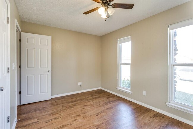 Building Photo - 645 Lloyd Ave