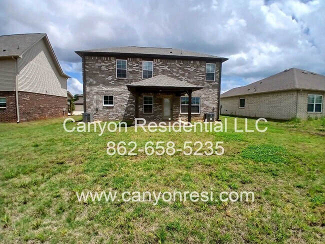 Building Photo - MUST SEE Fantastic 4BR 2/5 BA near everyth...