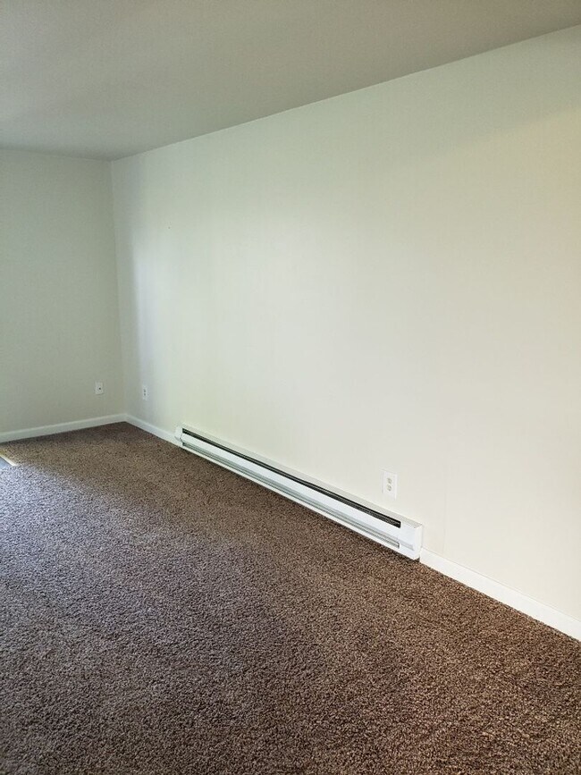 Building Photo - r214b