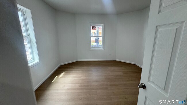 Building Photo - 16 Arch St