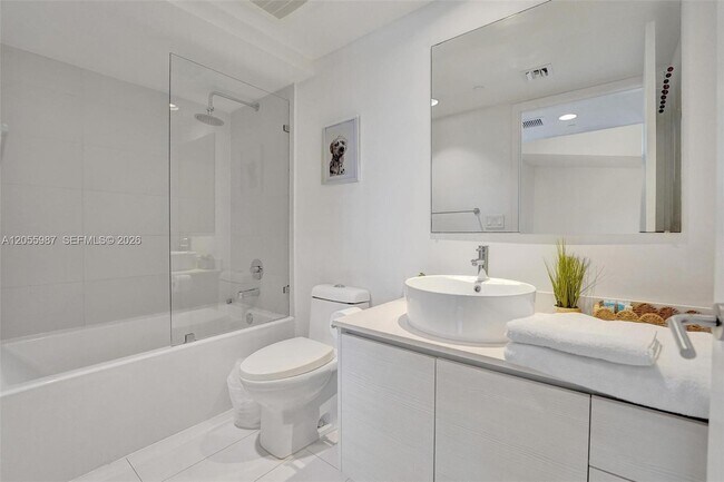 Building Photo - 2600 E Hallandale Beach Blvd