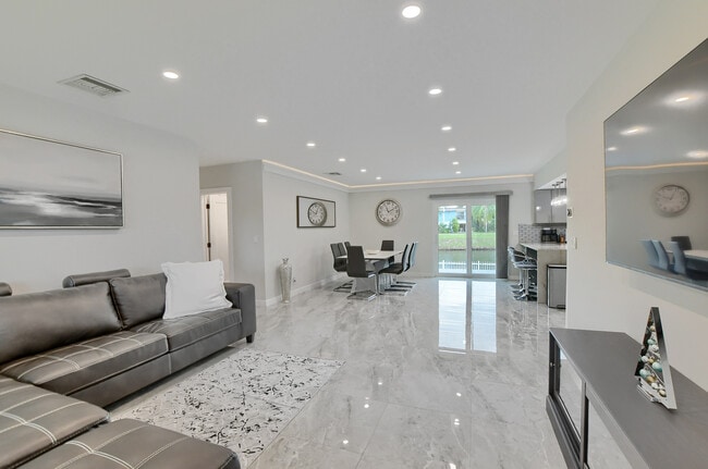 Building Photo - 414 Lindell Blvd