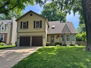 Building Photo - {12009} Available Immediately + Finished Lower Level + Olathe Schools