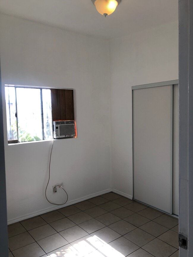 Building Photo - 706 S Burger Ave