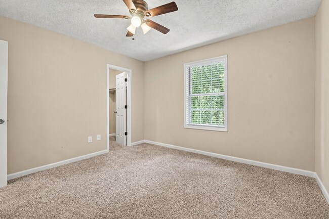 Building Photo - 2BR/1.5BA End Unit Townhome Near Downtown Snellville!