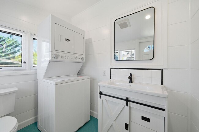 Building Photo - Remodeled Craftsman Single Family Home in Old Town Orange