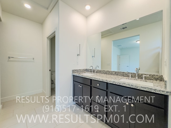 Building Photo - Newer Upgraded 3 Bed 2.5 Beautiful Home