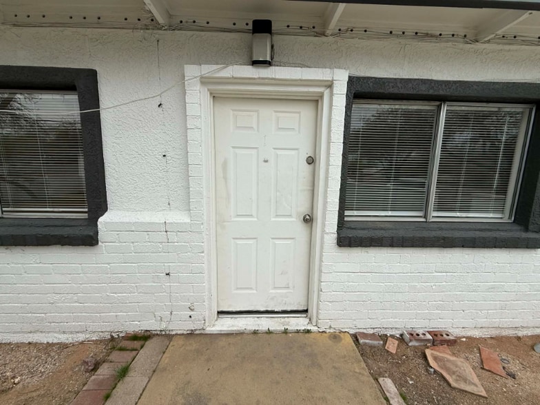 Building Photo - 460 E Delano St