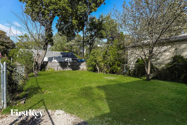 Building Photo - 14 E Willow Dr