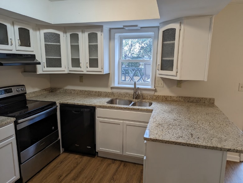 Building Photo - 485 Woodview Dr