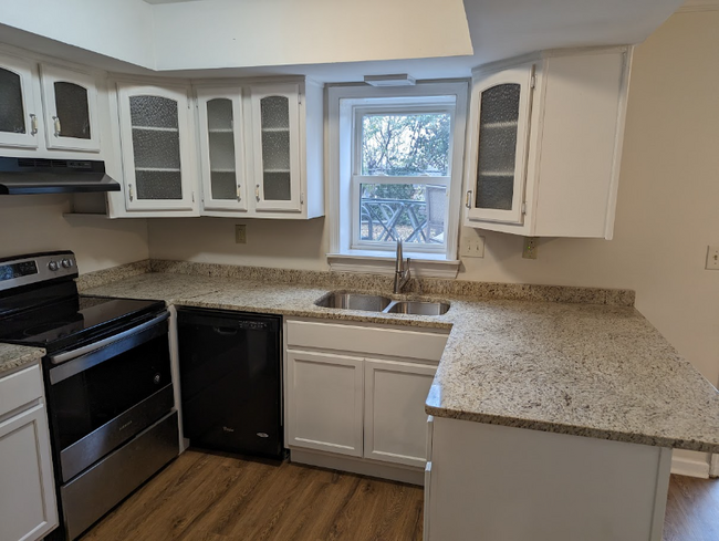 Building Photo - 485 Woodview Dr
