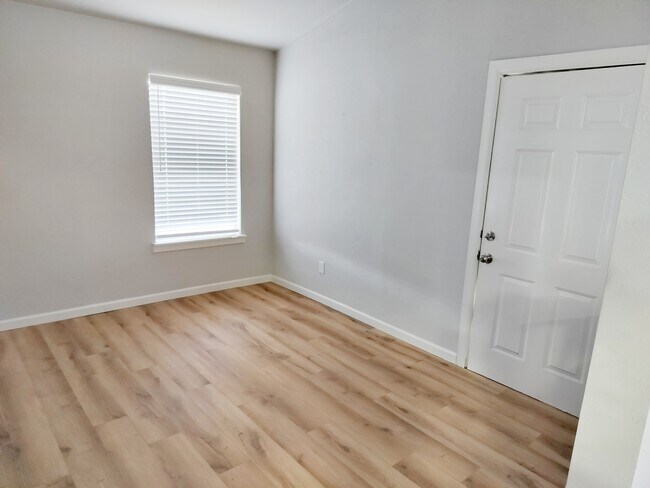Building Photo - 1417 McCallum Dr