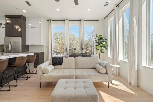 Building Photo - 2019 California Dr