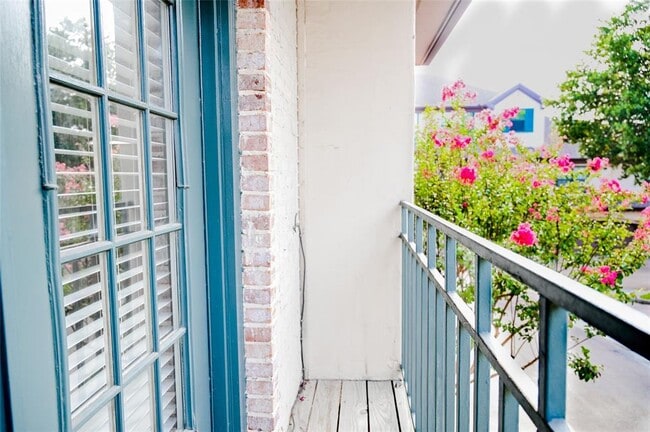 Building Photo - 5950 Lindenshire Ln