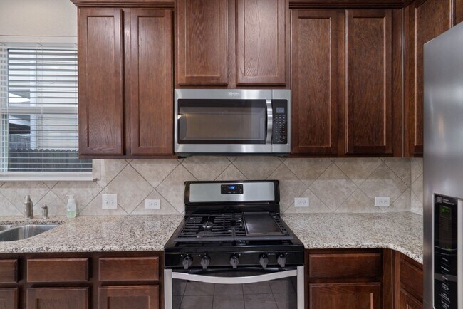 Building Photo - 341 Twisted Oaks Ln