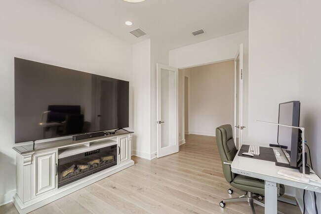 Building Photo - Resort-Style Furnished Lakefront Living in SilverLeaf | 100” Theater & Golf Cart Included