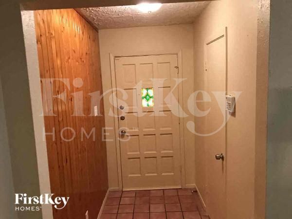 Building Photo - 2418 Aprilmont Dr