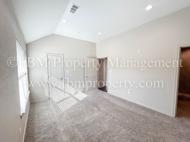 Building Photo - Hidden Creek, Unit 522 - Gorgeous 2 Bedroom, 2 Bathroom Townhome in Ennis, TX!