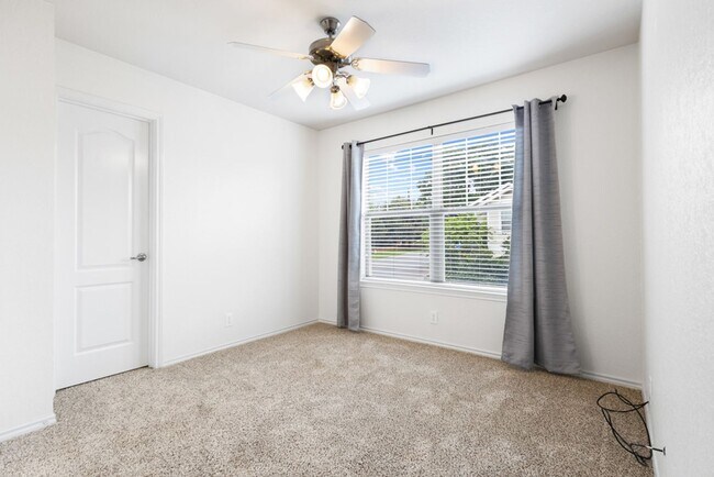 Building Photo - 3 Bedroom2.5 Bath The Plaza Subdivision