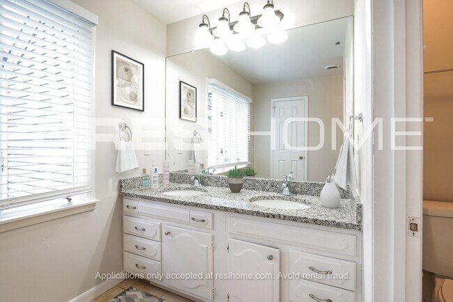 Building Photo - 428 Raintree Dr