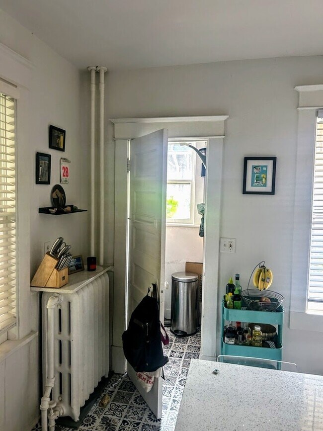 Building Photo - 1 Bedroom + Den (Lower) & 2 Bedroom (Upper)  - St. Paul Duplex - Both Units Avaialble