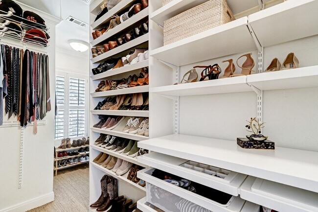 Building Photo - 2829 Sunset Blvd