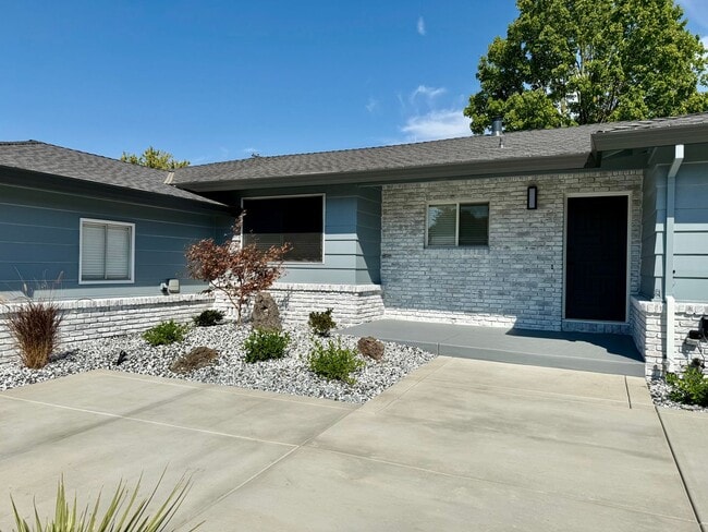 Building Photo - Beautiful remodeled home