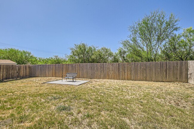 Building Photo - Charming 3 Bedroom Home Near
