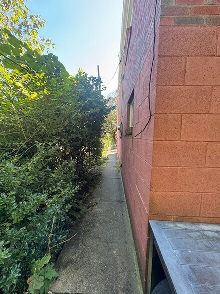 Building Photo - 815 Louisa St