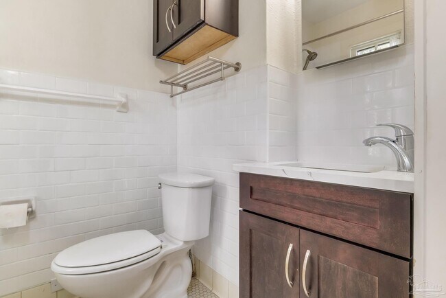 Building Photo - 1515 E Lakeview Ave