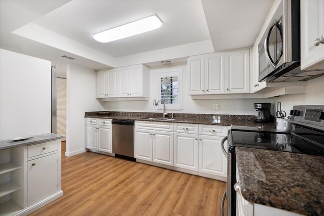 Building Photo - 822 Capri Isles Blvd